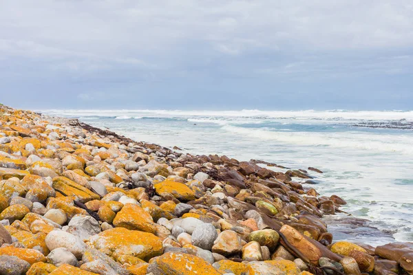 Rotsachtige Kustlijn Langs Kust Van Een Ruwe Kustlijn Kaapstad Zuid — Stockfoto