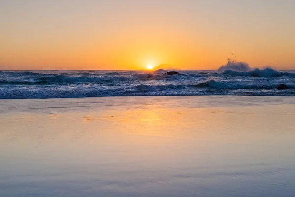 Valuri Dure Apusul Soarelui Plajă Nisip Reflecții Asupra Apei Din — Fotografie, imagine de stoc