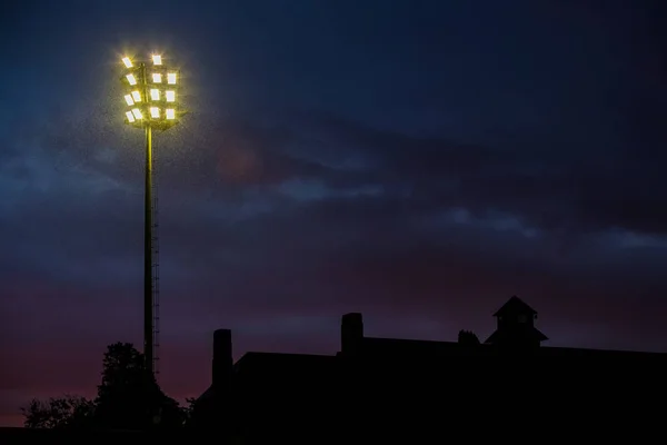 Heldere Stadion Lichten Een Bewolkte Avond — Stockfoto