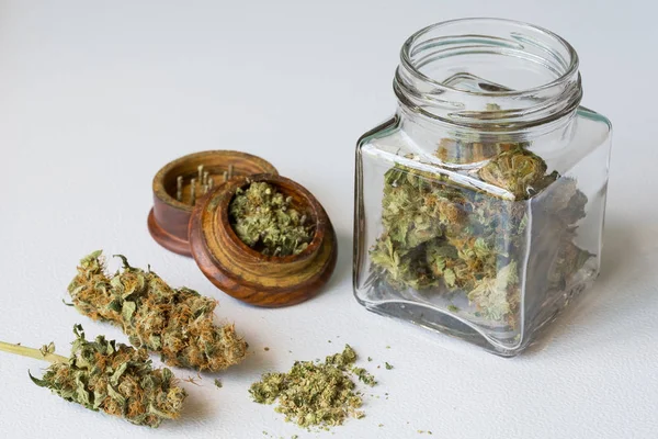 Nahaufnahme Von Getrocknetem Medizinischem Marihuana Zur Medizinischen Verwendung Glas Und — Stockfoto
