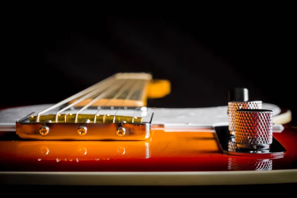 Close Van Een Elektrische Gitaar Met Een Sunburst Paint Job — Stockfoto