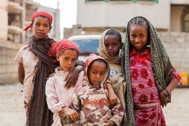 Addis Ababa, Etiyopya, 27 Ocak 2014, sokak çocukları bir fotoğraf için poz