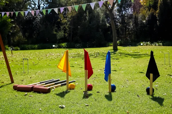  Güneşli bir günde bir çim çim bayrakları ile Fransız Bahçe kroket Set