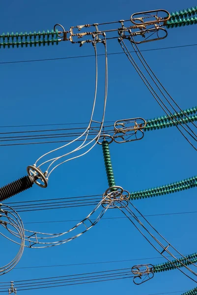 高压电力线路和隔离器对蓝天 — 图库照片