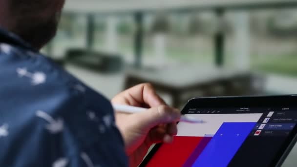Diseño Masculino Caucásico Dibujo Tableta Digital Con Lapicera Stylus — Vídeo de stock