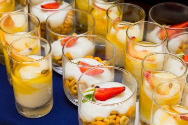 Kahvaltı Brunch yoğurt meyve Bahar Şenliği pikniği olay