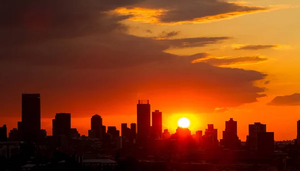 Silhouet stad zonsondergang in Johannesburg Zuid-Afrika — Stockfoto