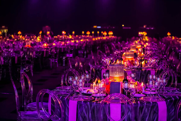 Фиолетовый и красный декор со свечами и лампами для корпоративного мероприятия или праздничного ужина
