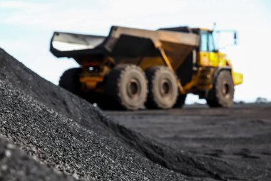 İşleme, seçici odak alan sığ derinliği sonra manganez kaya toz close-up. Manganez cevheri işleme için taşıma için bir araştırma kaya damperli kamyon arkasında ve odak dışı olduğunu