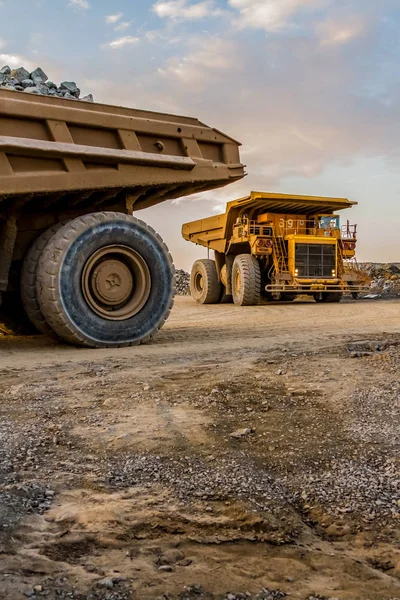 Grote Mijnbouw Rock Dump Trucks Transporteren Van Platinum Erts Voor — Stockfoto