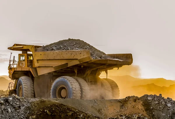 Grandes Camiones Volquete Roca Minera Que Transportan Mineral Platino Para — Foto de Stock