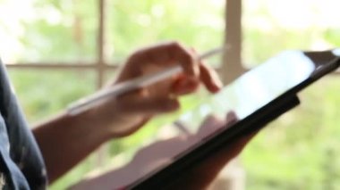 Dijital grafik tasarımcı çizim dijital Stylus kalem ile dijital Tablet