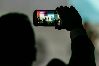 El ele tutuşan cep telefonu