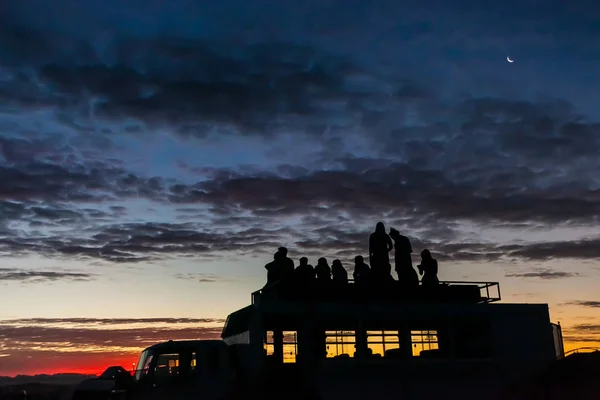 Zachód słońca sylwetka podróży życia sceny z big sky — Zdjęcie stockowe