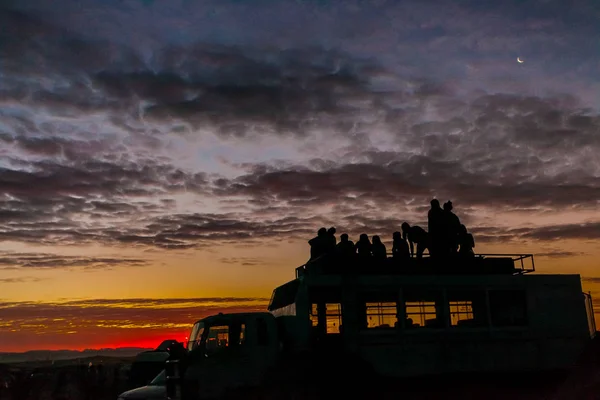 Sonnenuntergang Silhouette Reise Lifestyle-Szene mit einem großen Himmel — Stockfoto