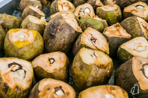 Stack av skurna kokosnötter för cocktail drinkar — Stockfoto