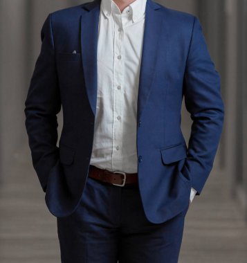 Kafa adam ayakta akıllı takım elbiseli kırpılmış 