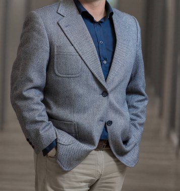 Kafa adam ayakta akıllı takım elbiseli kırpılmış 