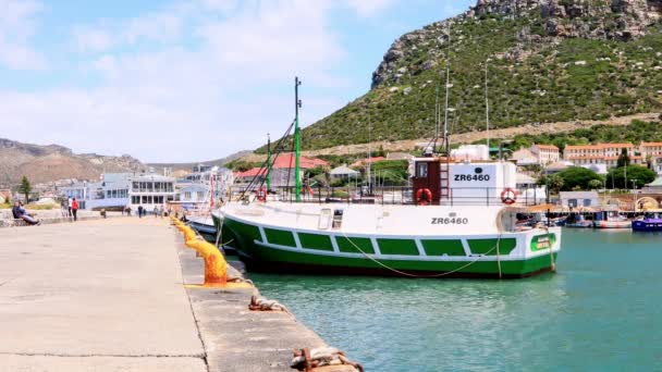 Kaapstad Zuid Afrika Oktober 2019 Vissersboten Veilig Vastgebonden Kalk Bay — Stockvideo