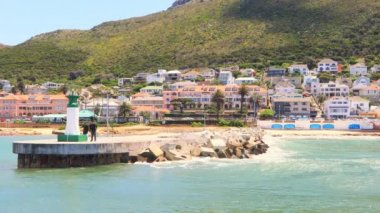 Cape Town, Güney Afrika - 29 Ekim 2019: Kalk Körfezi Limanı 'nda dalgakıran duvarındaki balıkçılar