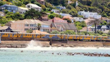 Cape Town, Güney Afrika - 29 Ekim 2019: Kalk Körfezi Liman Kasabası Yolcu treni geçerken