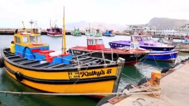 Cape Town, Güney Afrika - 29 Ekim 2019: Kalk Körfezi Limanı 'nda gezinen balıkçı teknelerinin zaman aşımı