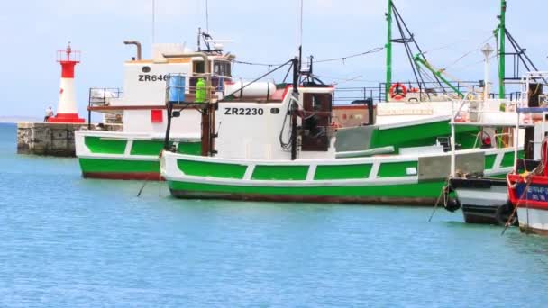 Vissersboten Vastgebonden Tegen Muur Kalk Bay Harbour Kaapstad — Stockvideo