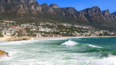 Cape Town, Güney Afrika - 15 Ekim 2019: Cape Town Atlantik Kıyısındaki Kamp Koyu Sahili