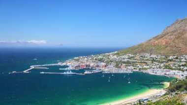 Cape Town, Güney Afrika - 08 Kasım 2019: Rüzgarlı bir günde Simon 's Town Limanında Tekne, Yat ve Donanma Gemilerinin hızlandırılmış videosu