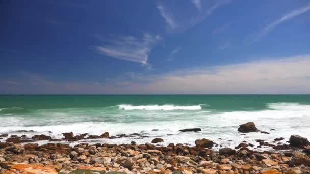 Time Lapse Vídeo Ondas Batendo Contra Rochas Costeiras Misty Cliffs — Vídeo de Stock