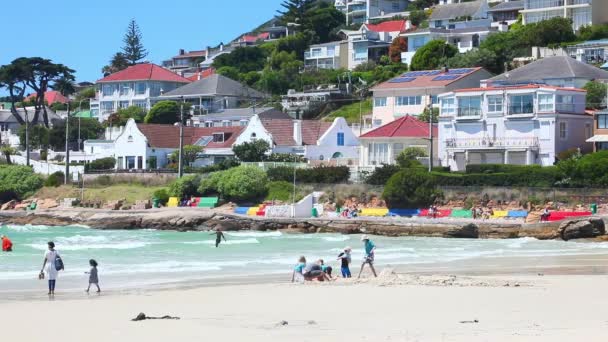 Kapstaden Sydafrika November 2019 Bygga Sandslott Fish Hoek Beach Blåsig — Stockvideo