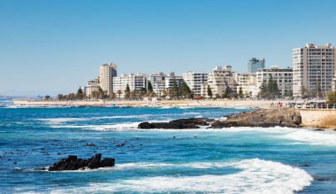 Cape Tow Atlantik kıyısındaki Sea Point gezinti alanı