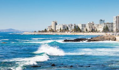 Cape Tow Atlantik kıyısındaki Sea Point gezinti alanı