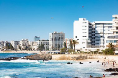 Atlantik kıyısındaki Sea Point gezinti paraşütçüleri.