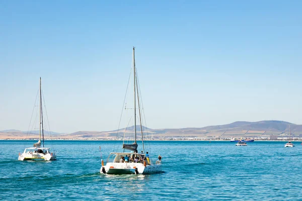 Turisti a bordo di catamarano al di fuori del porto di Cape T — Foto Stock