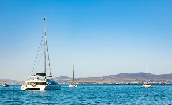 Turisti a bordo di catamarano al di fuori del porto di Cape T — Foto Stock