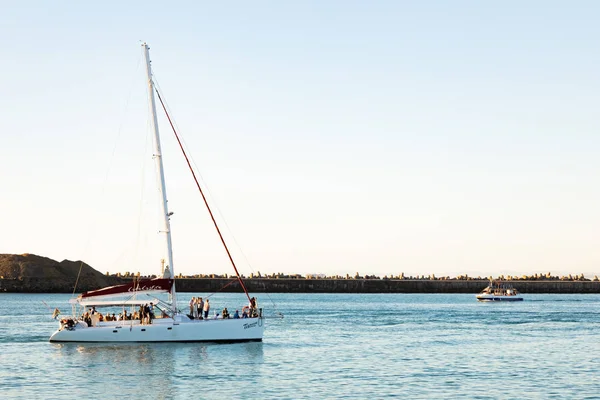 Toeristen rijden op catamaran jacht buiten de haven van Cape T — Stockfoto