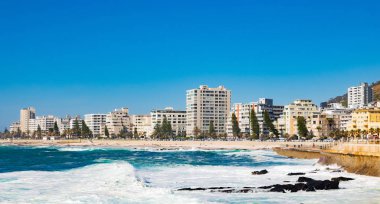 Cape Tow Atlantik kıyısındaki Sea Point gezinti alanı