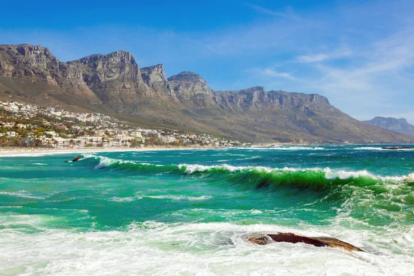 Camps Bay Beach and Table Mountain στο Κέιπ Τάουν της Νότιας Αφρικής — Φωτογραφία Αρχείου