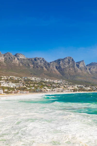 Camps Bay Beach and Table Mountain στο Κέιπ Τάουν της Νότιας Αφρικής — Φωτογραφία Αρχείου