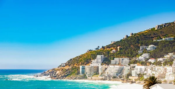 Вид на пляж Клифтон и апартаменты в Кейптауне, Южная Африка — стоковое фото