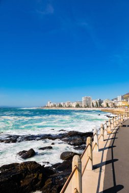 Cape Tow Atlantik kıyısındaki Sea Point gezinti alanı