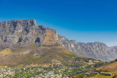 Cape Town 'daki Sinyal Tepesi' nden Masa Dağı manzarası