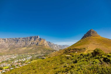Cape Town 'daki Sinyal Tepesi' nden Masa Dağı 'nın geniş açılı görüntüsü
