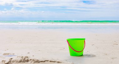 Plastik Çocuk Kovası kumlu sahilde kumdan kaleler yapmak için