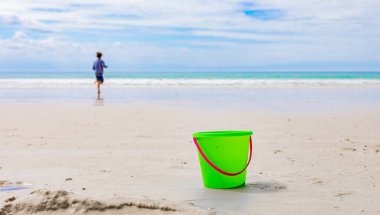 Plastik Çocuk Kovası kumlu sahilde kumdan kaleler yapmak için