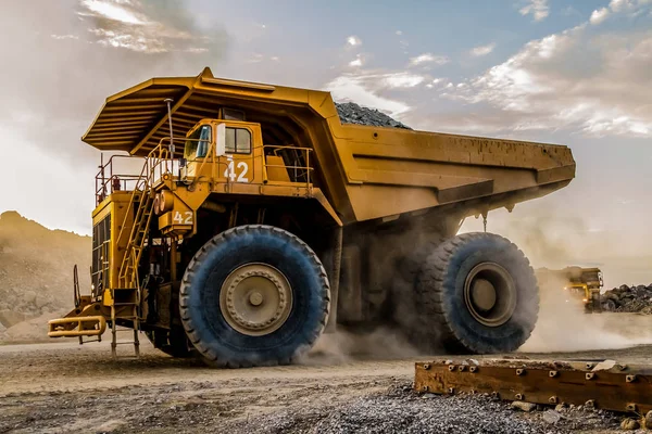 Camiones volquete de minería que transportan mineral de platino para su procesamiento — Foto de Stock