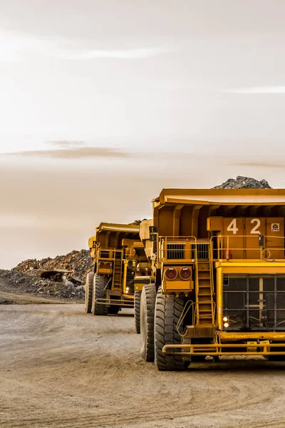 Mineração caminhões basculantes transportando minério de platina para processamento — Fotografia de Stock