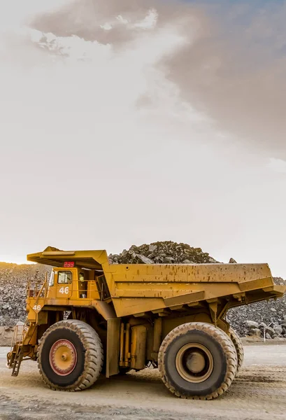 処理用のプラチナ鉱石を輸送する鉱山ダンプトラック — ストック写真