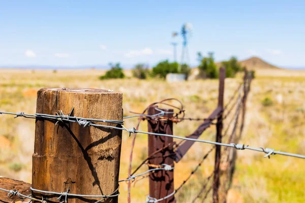 Větrný mlýn na farmě ve venkovských pastvinách Jihoafrické republiky — Stock fotografie